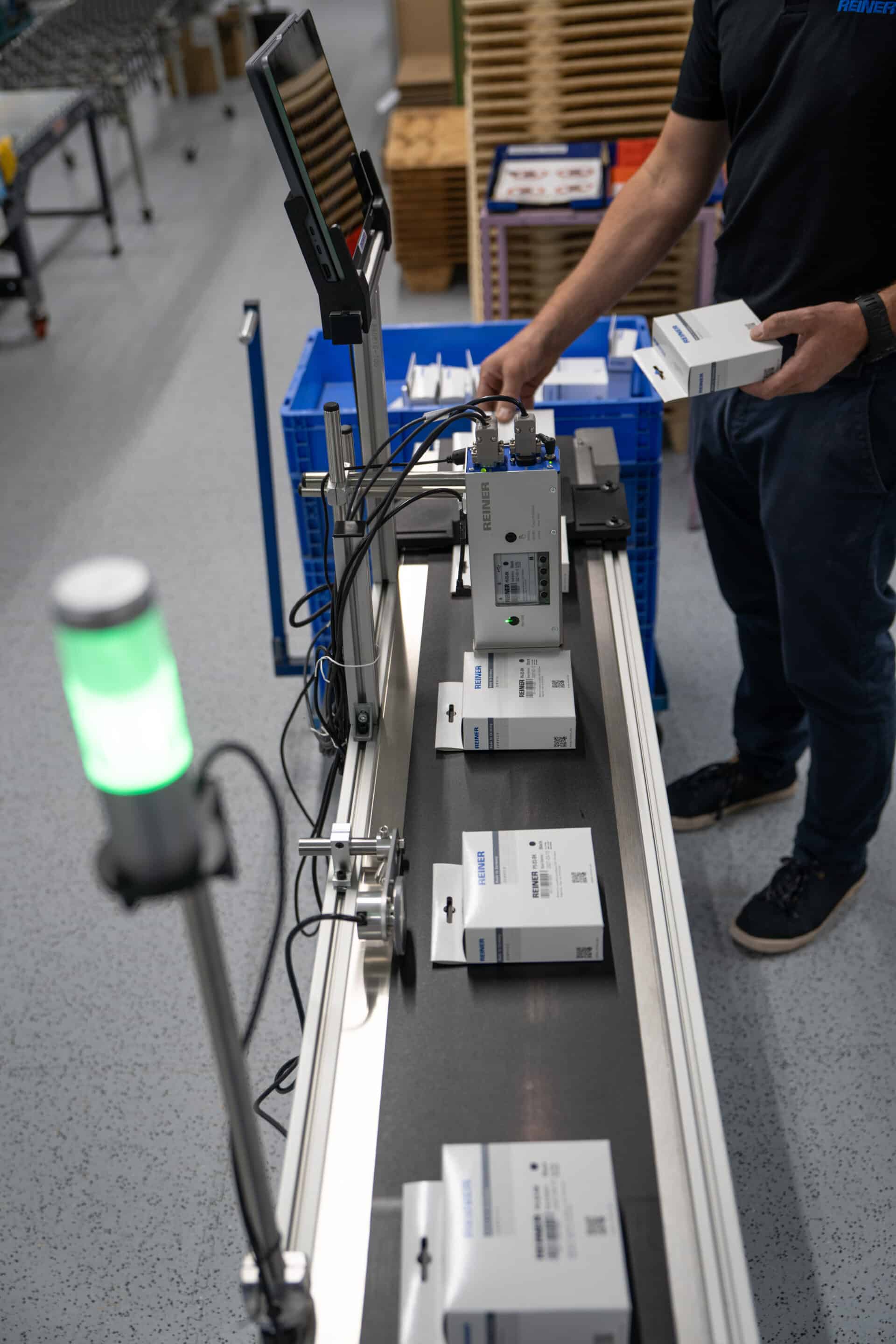 REINER jetAxis 100 in automatisierter Verpackungskennzeichnung