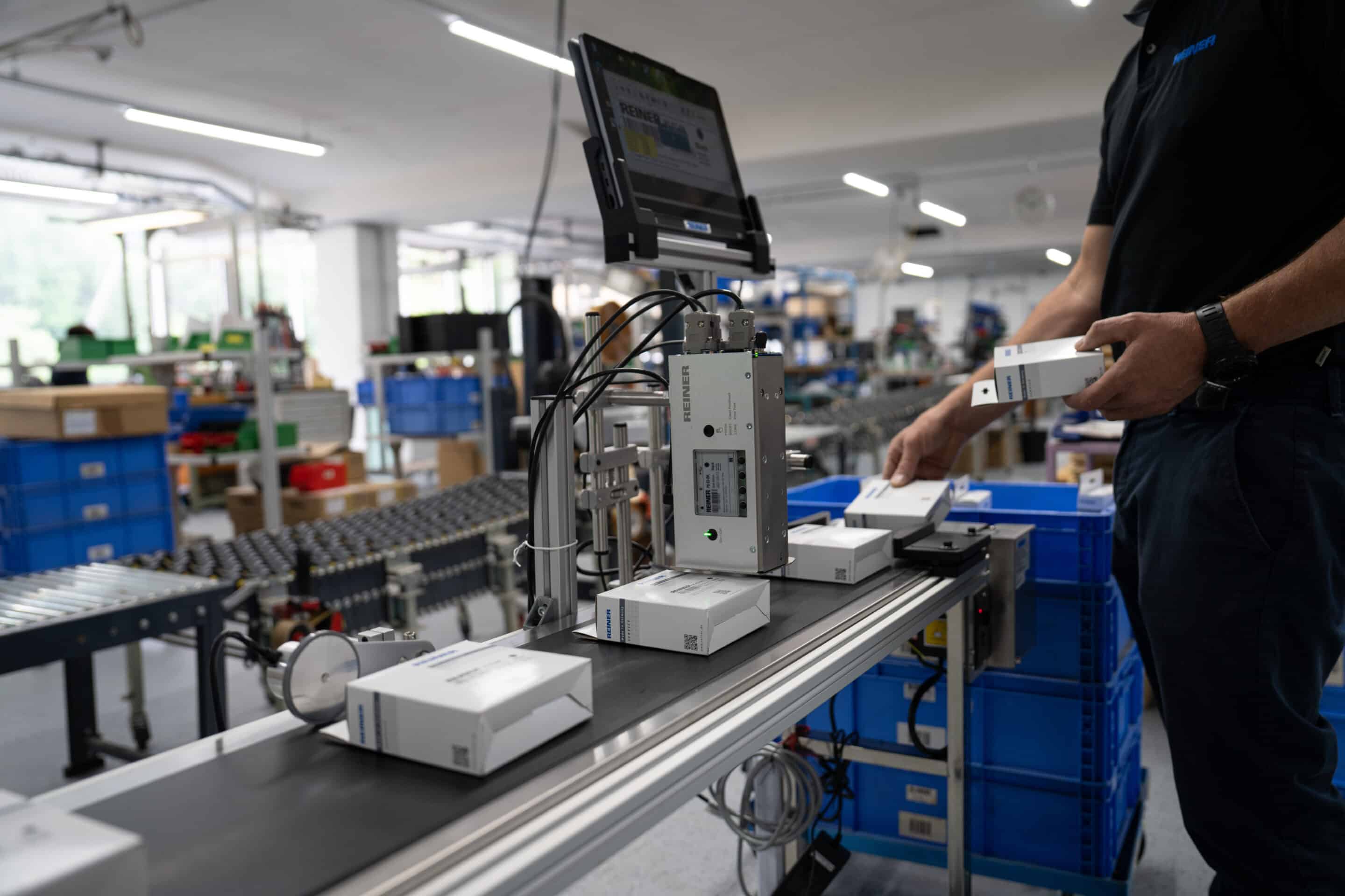 REINER jetAxis 100 in automatisierter Verpackungskennzeichnung