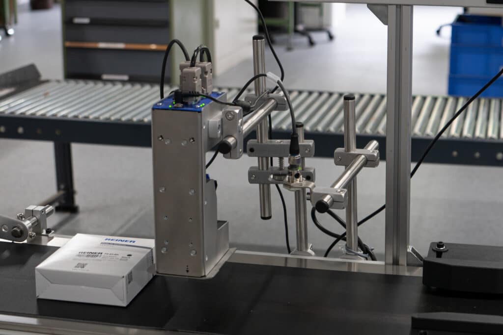 REINER jetAxis 100 with a tripod for a photosensor mounted on a conveyor belt.
