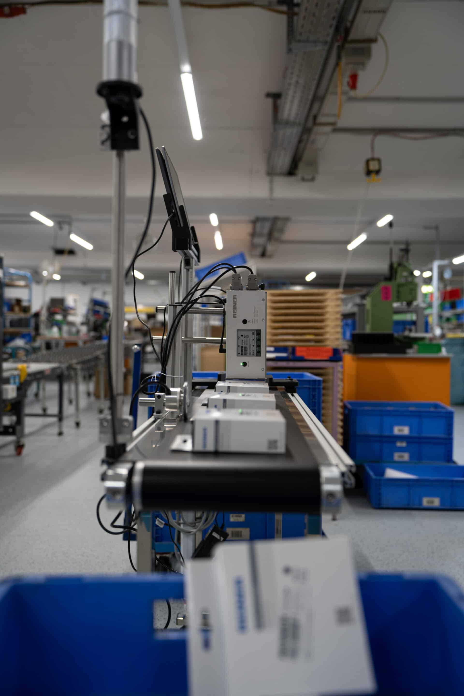 REINER jetAxis 100 bedruckt Verpackung auf Förderband