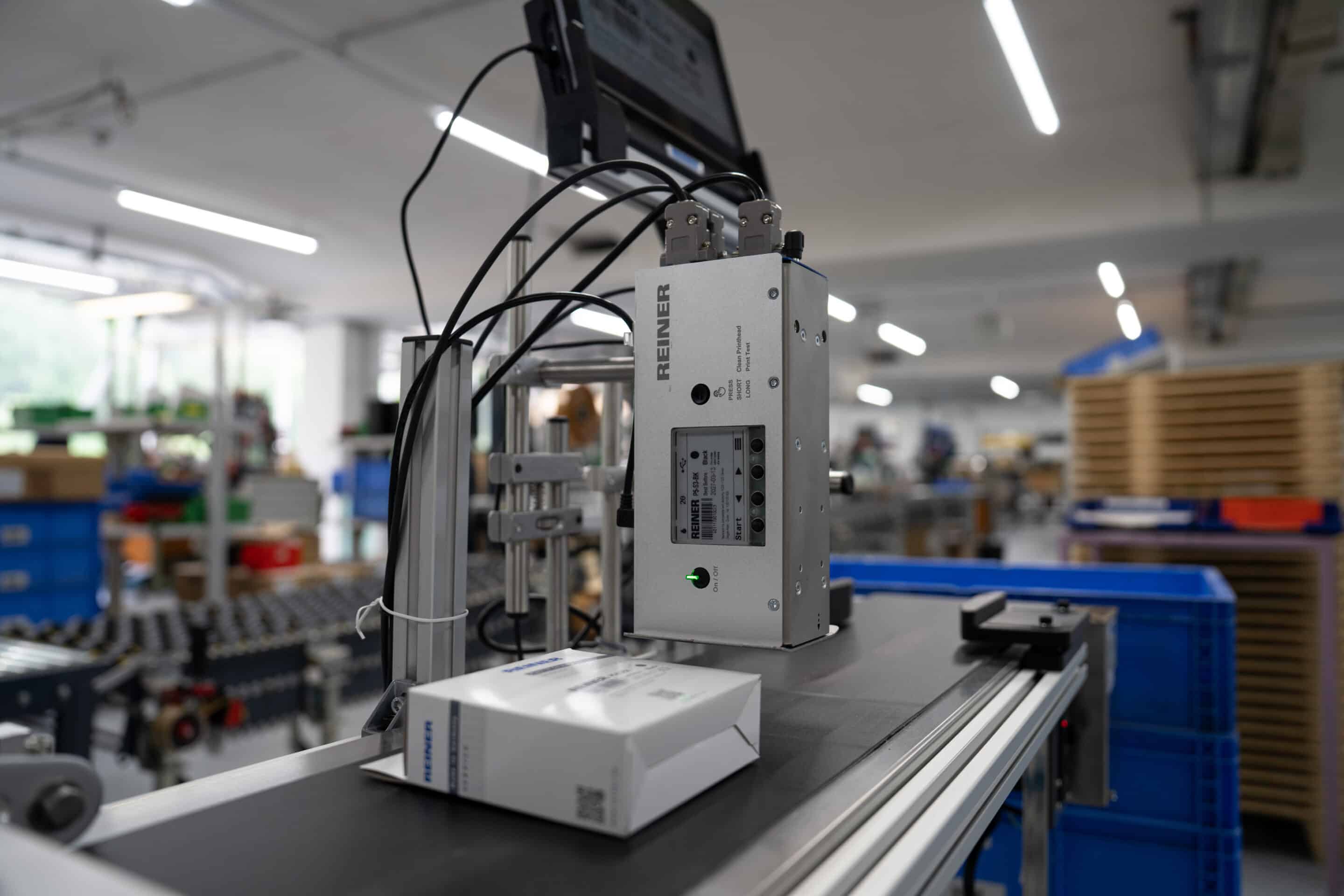REINER jetAxis 100 in automatisierter Verpackungskennzeichnung