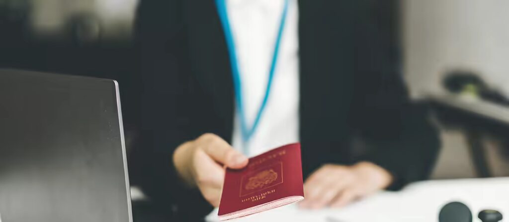 Person hält einen Reisepass in der Hand