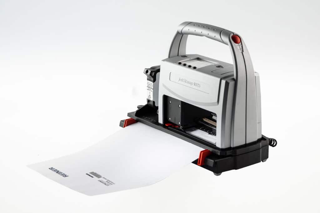 jetStamp 1025 en la estación de impresión de papel PS12 con papel insertado