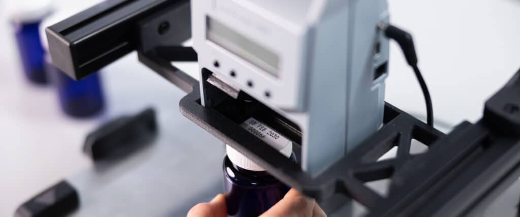Botella en el envase PrintStation PS100 para un etiquetado preciso