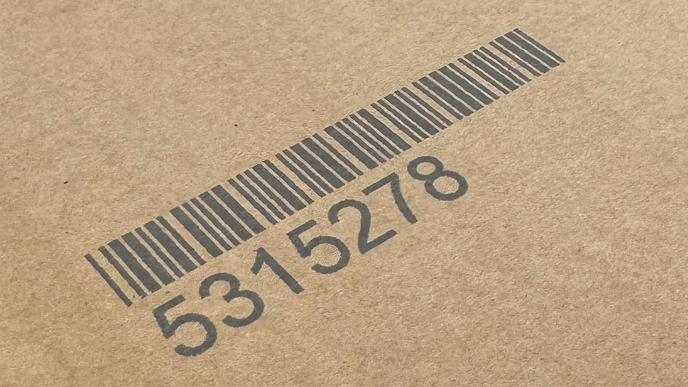 Barcode und Nummer auf Karton