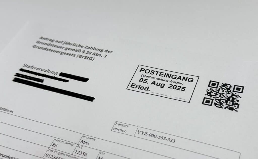 Documento con sello de entrada y código QR