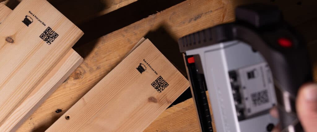 REINER jetStamp 1025 sense marca directamente los elementos de madera con códigos QR.