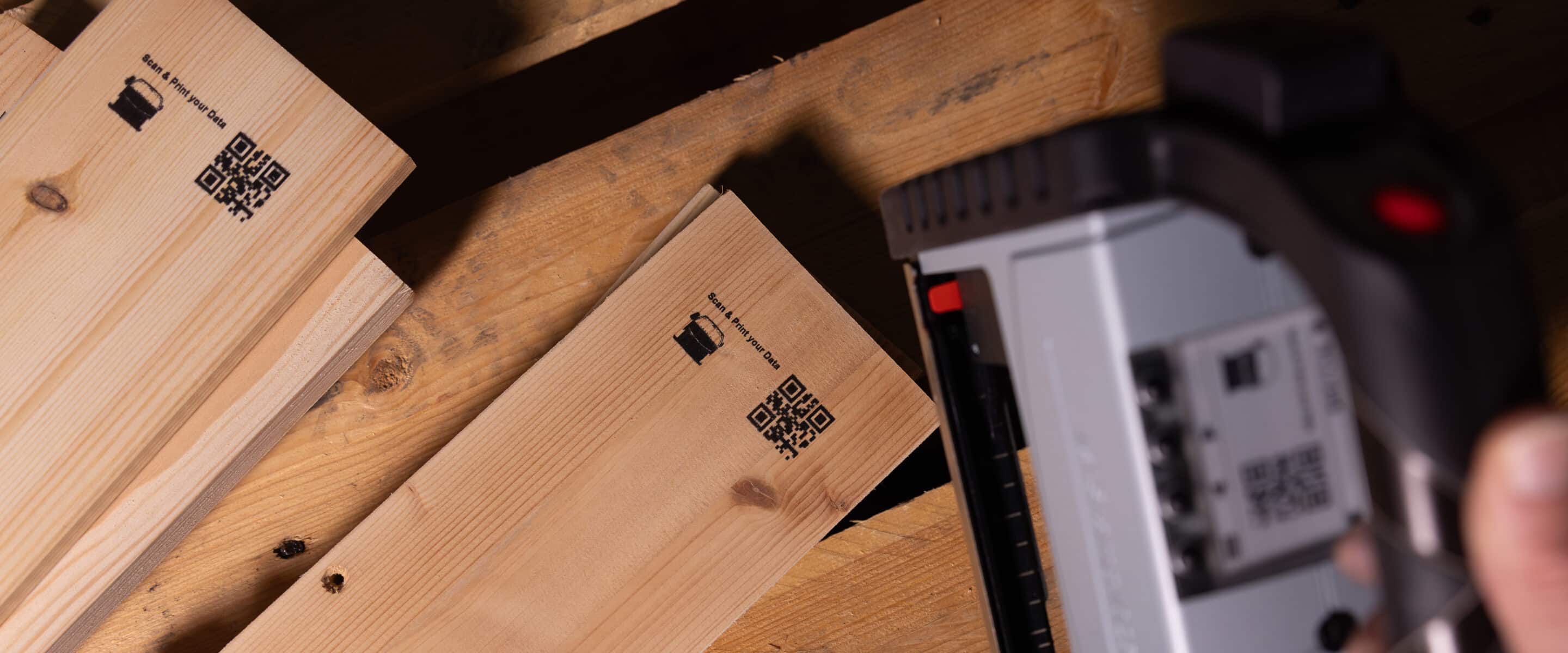 Le REINER jetStamp 1025 sense marque directement les éléments en bois avec des codes QR.