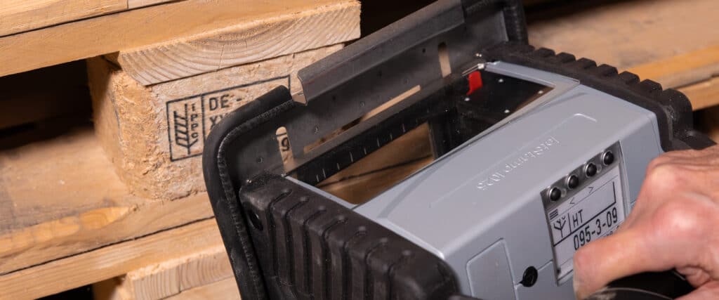 El REINER jetStamp 1025 marca directamente un palé de madera.