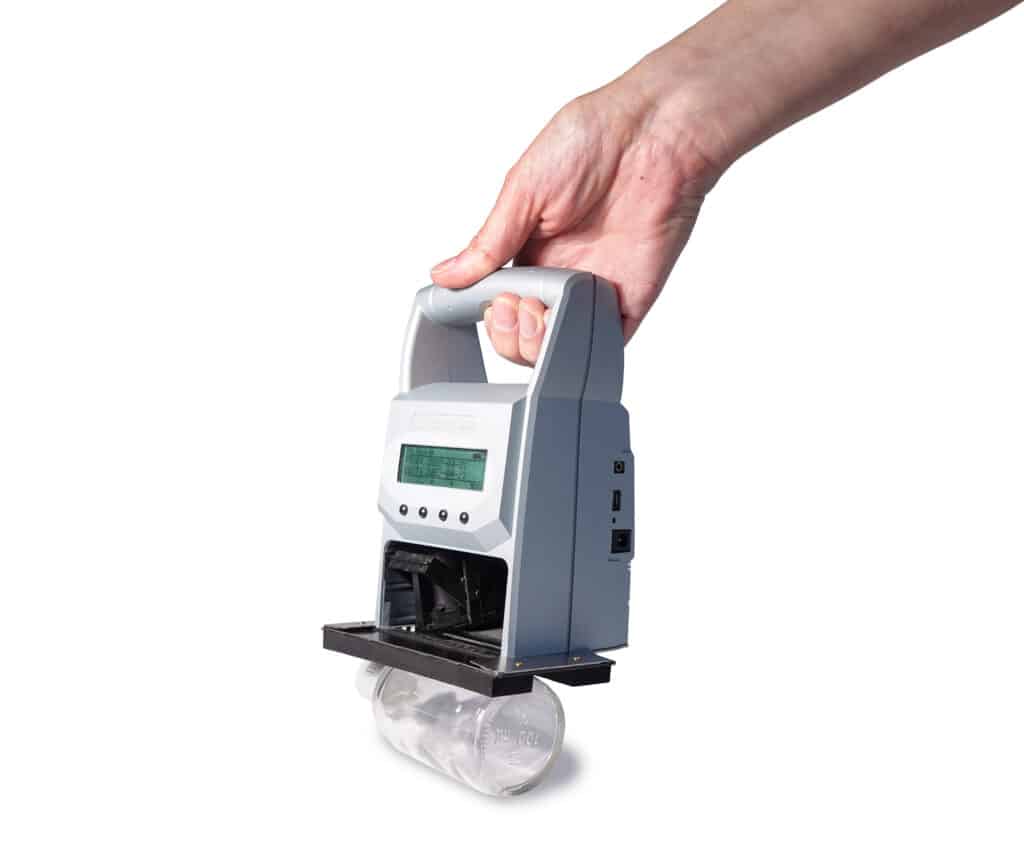 jetStamp 990 con placa de posicionamiento sobre una botella