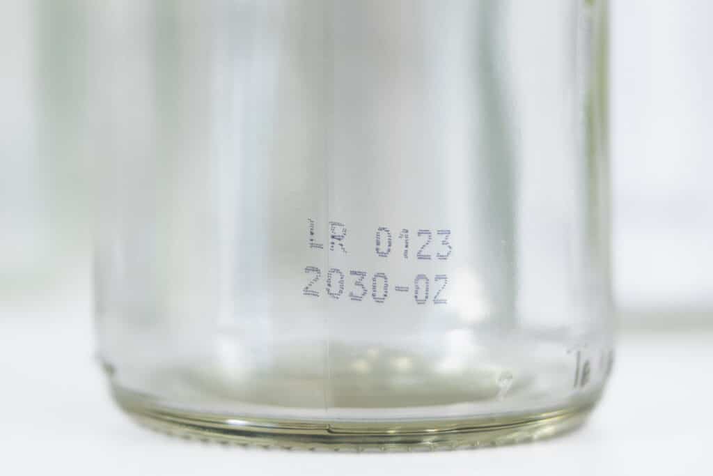 Récipient en verre avec numéro d'article et date imprimés