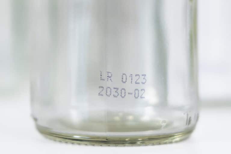date de production imprimée directement sur le flacon en verre transparent