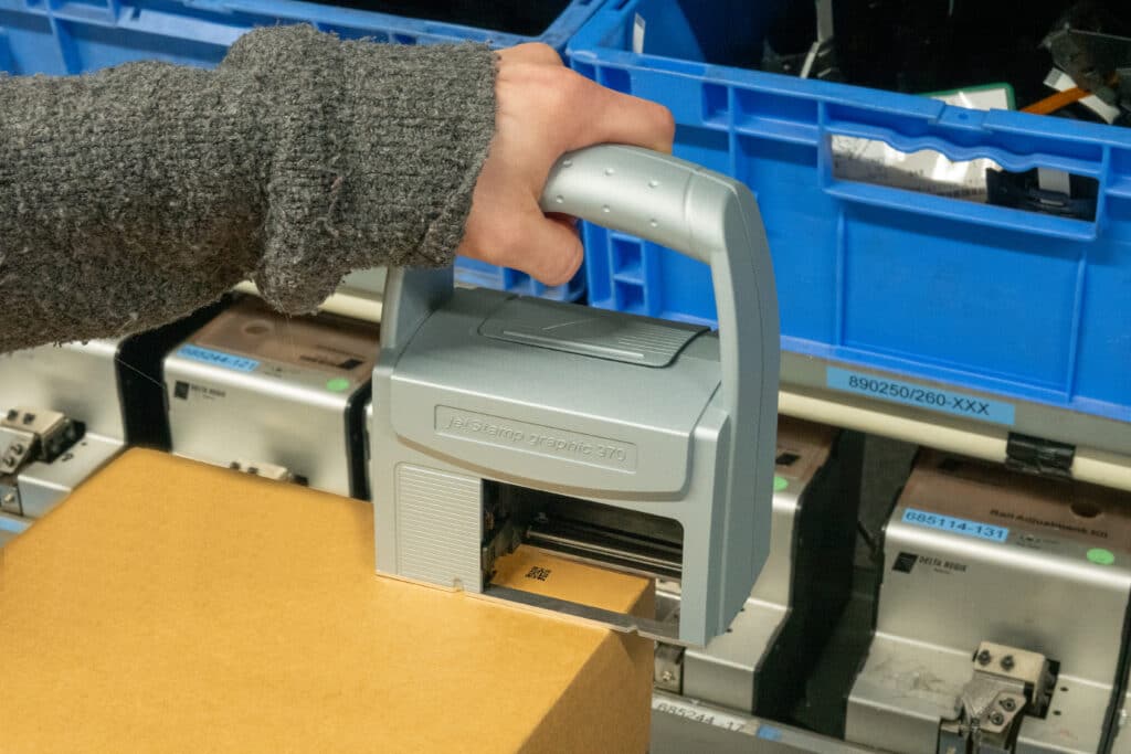 jetStamp graphic 970 beim Abdruck auf Karton im Lager