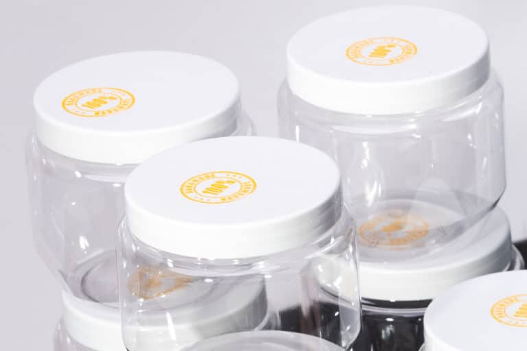 Logotipo amarillo impreso directamente en la tapa de plástico blanco de los botes de envases transparentes