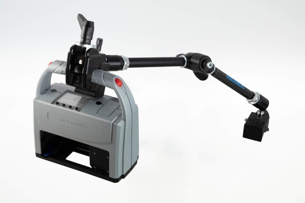 REINER jetStamp 1025 an einer Halterung mit Stativarm befestigt