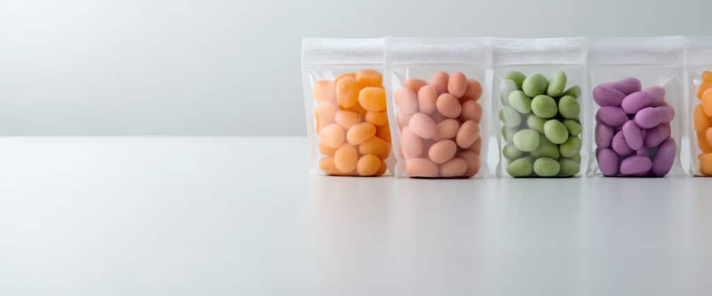 Des bonbons dans des sachets en plastique transparents