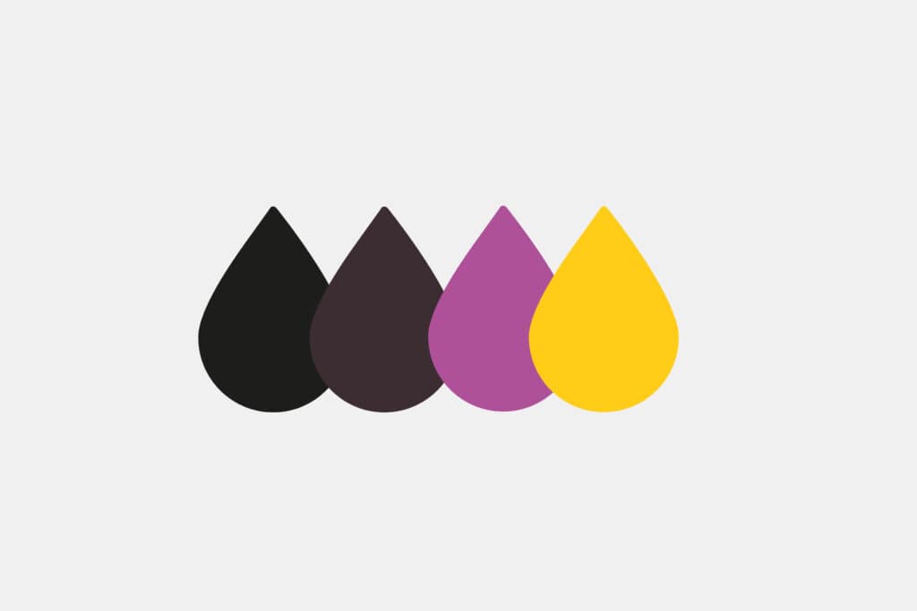 Ilustración de cuatro gotas de tinta de color negro, marrón, magenta y amarillo