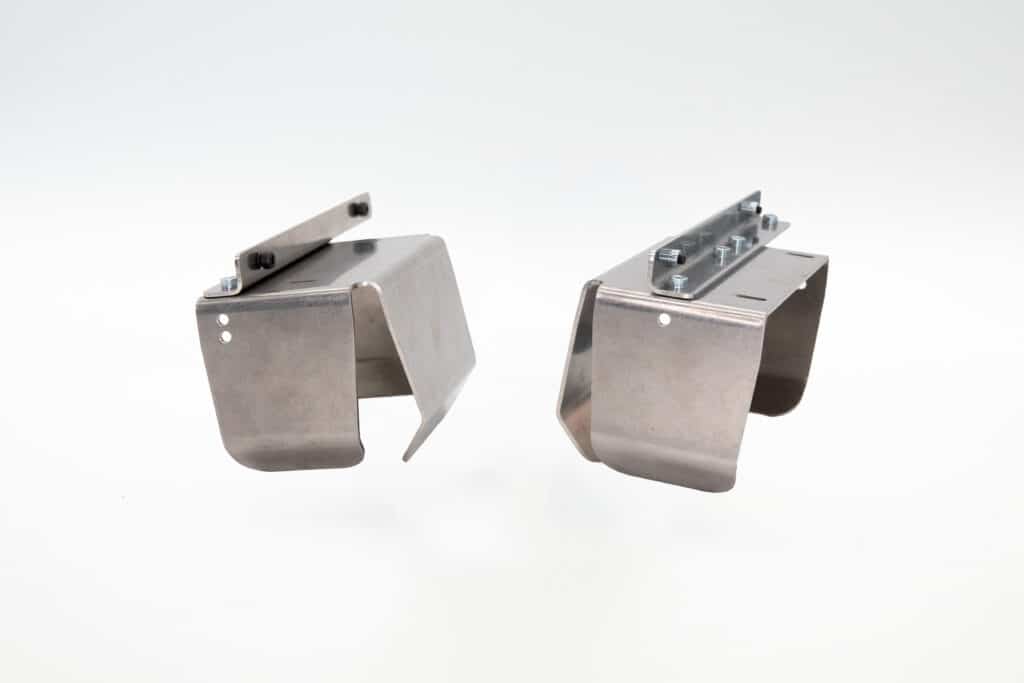 Zwei Metallhalterungen für den REINER jetStamp 1025