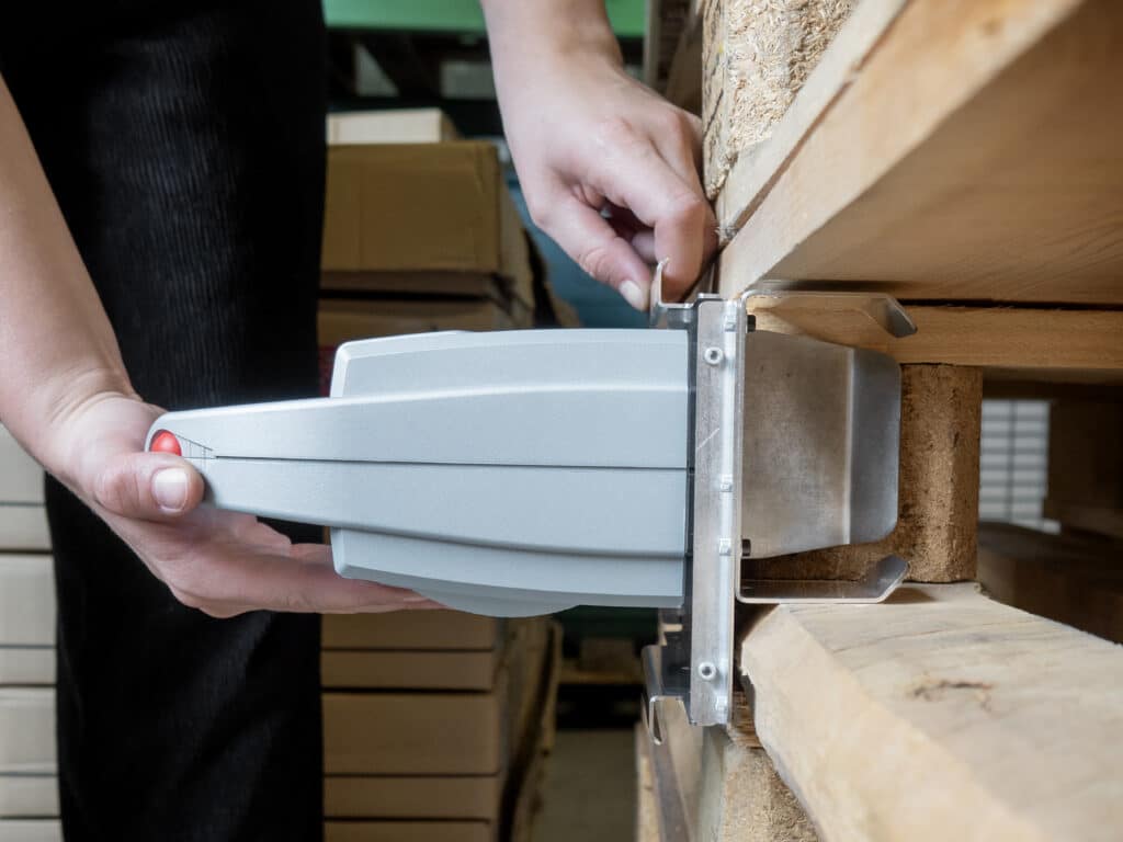 REINER jetStamp 1025 mit EPAL-Zentrierhilfe an einer Holzpalette
