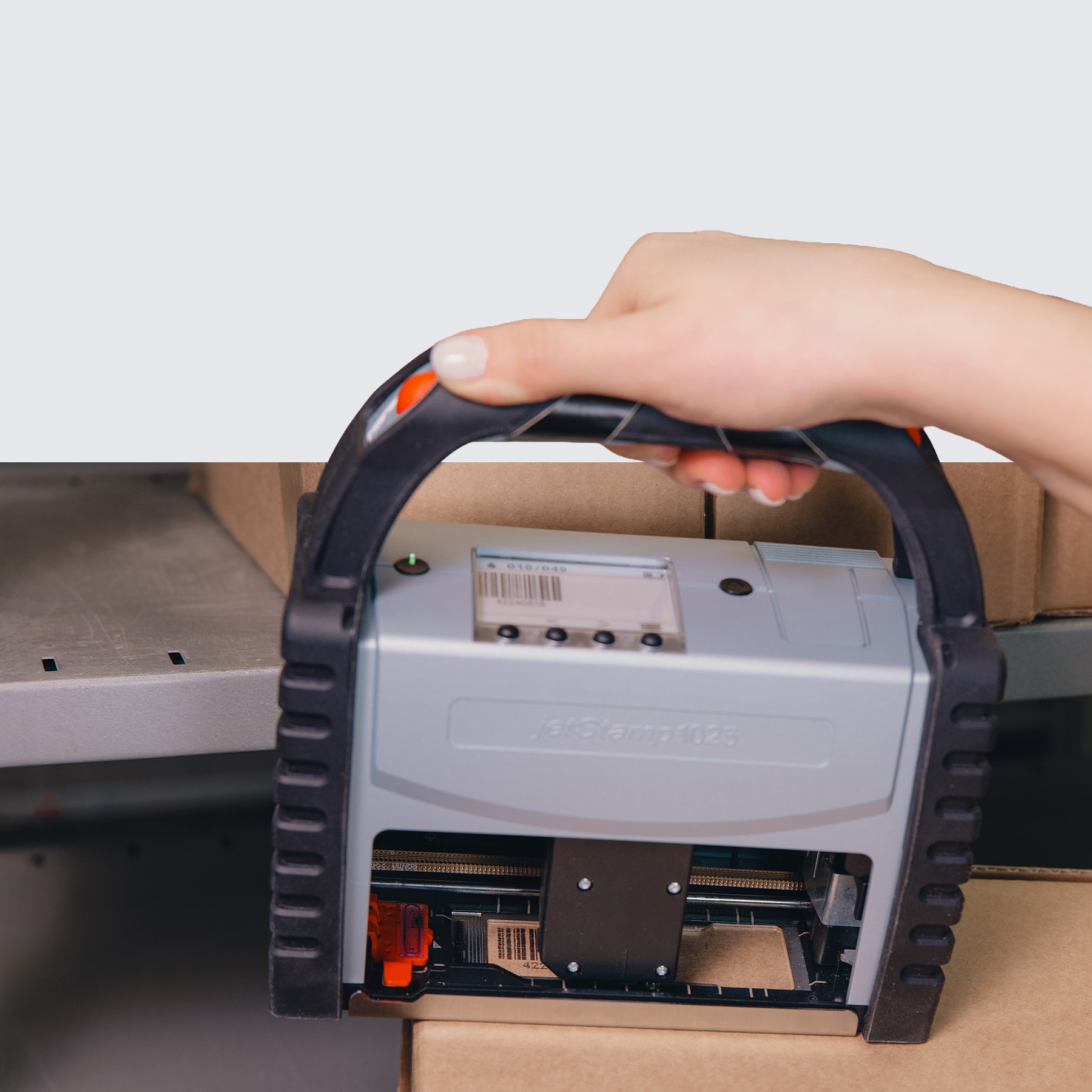 REINER Kennzeichnungsgerät jetStamp 1025 beim Bedrucken eines Versandkartons